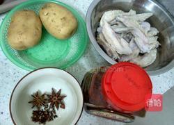 土豆闷鸡翅尖的做法图解1