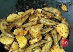 土豆闷鸡翅尖的做法图解6