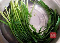 韭菜土豆饼的做法图解1