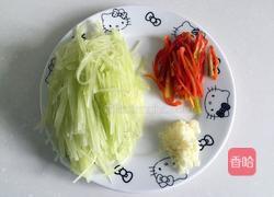 凉拌莴笋丝的做法图解2