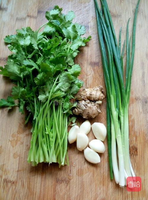 姜蒜切碎,香菜,葱切小段.香菜梗葱白和香菜叶葱叶分开
