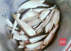 油炸小鱼的做法图解2