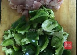 青椒炒肉的做法图解1