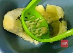 香煎芹菜饼的做法图解1