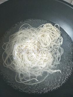 魔术面条(会飞的面条)的做法