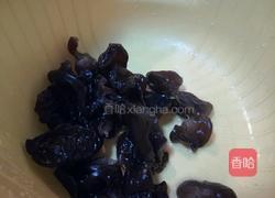 鸡汁木耳烩白菜的做法图解2