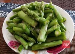 芦笋炒鸡蛋的做法图解1