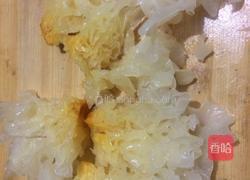 银耳苦瓜咸菜瘦肉汤的做法图解2