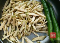 辣椒炒茄子的做法图解1