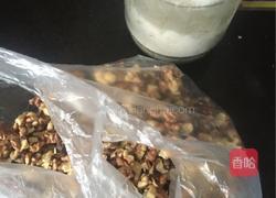 挂烫核桃仁的做法图解1