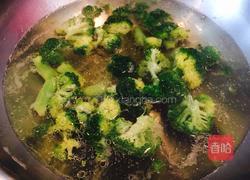 鸡胸肉炒西兰花的做法图解1
