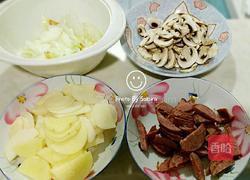 孜然土豆炒红肠的做法图解1