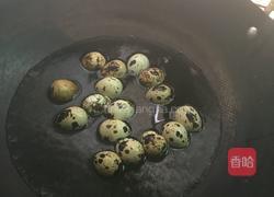 鹌鹑蛋红烧肉的做法图解1