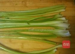 芹菜炒肉的做法图解1