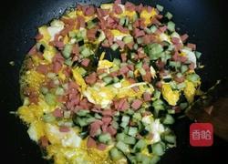 鸡蛋黄瓜蛋包饭的做法图解5