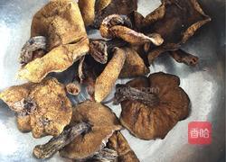 栗蘑炒瓜片的做法图解1