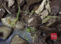 栗蘑炒瓜片的做法图解6