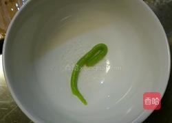 秋葵沾辣根的做法图解5