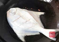 红烧鲳鱼虾仁的做法图解2