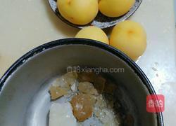 冰糖黄桃罐头的做法图解1