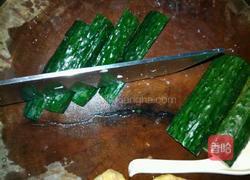 青瓜火腿炒腊肠的做法图解1