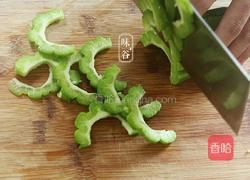 苦瓜炒鸡蛋的做法图解2