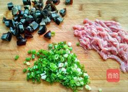 皮蛋瘦肉粥的做法图解3