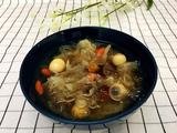 超级美味又易做的夏日饮品：桃胶皂角米雪燕银耳莲子羹