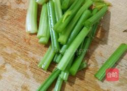 凉拌芹菜的做法图解2