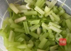 芹菜炒肉的做法图解1