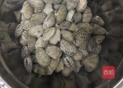 清炒花甲的做法图解1