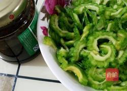 凉拌苦瓜（酱苦瓜片）的做法图解1