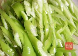 凉拌青椒洋葱火腿肠的做法图解3