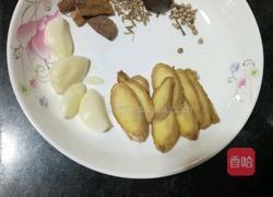 莲藕玉米猪脚汤的做法图解2