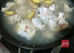 莲藕玉米猪脚汤的做法图解3