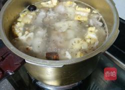 莲藕玉米猪脚汤的做法图解6