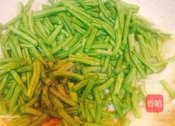 白洋葱炒豆角的做法图解2