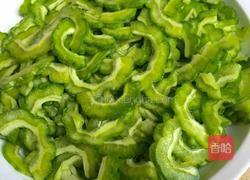小扇贝肉炒苦瓜的做法图解3