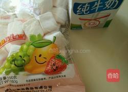 草莓味棉花糖冰激凌的做法图解1