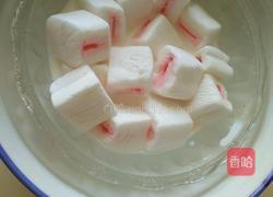 草莓味棉花糖冰激凌的做法图解3