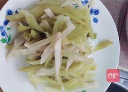 酸菜炒马鲛鱼的做法图解2