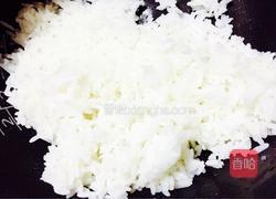 蛤蜊肉腊肠炒饭的做法图解3