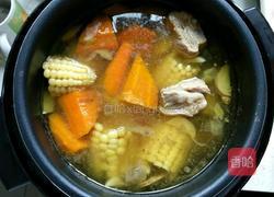 胡萝卜玉米排骨汤的做法图解8
