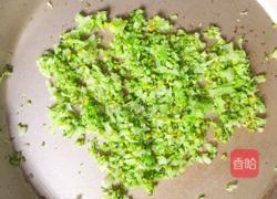 西兰花肉松饭团的做法图解2