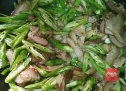 尖椒炒卤肉的做法图解3