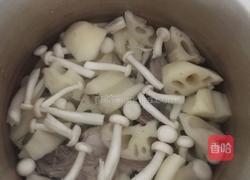 莲藕排骨汤的做法图解3