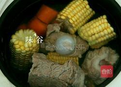 胡萝卜y玉米排骨汤的做法图解3