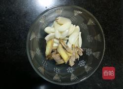 胡萝卜炒木耳的做法图解2