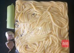 凉拌碴子面的做法图解1