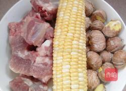 板栗玉米排骨汤的做法图解1
